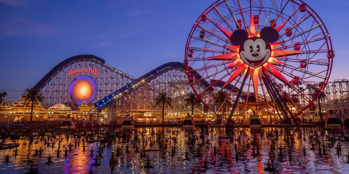 12. El Disney's California Adventure es uno de los centros de entretenimiento de Disneyland ubicado en este estado de EE. UU. Es reconocido por sus grandes montañas rusas y la rueda de la fortuna con la cara del emblemático Mickey Mouse.