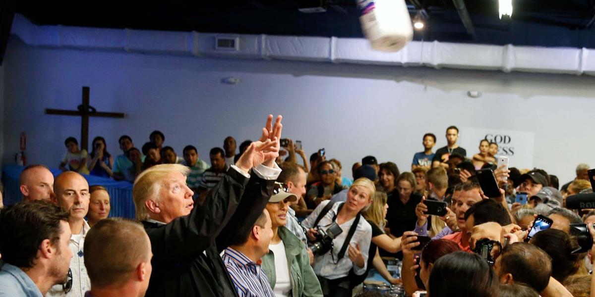 Trump lanza rollos de papel a los afectados por huracán en Puerto Rico
