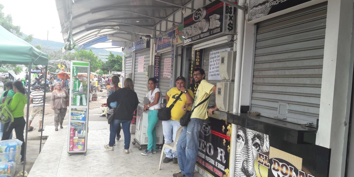 En el sector fronterizo de La Parada, donde cientos de venezolanos suelen realizar este tipo de transacción, las casas de cambio amanecieron cerradas.