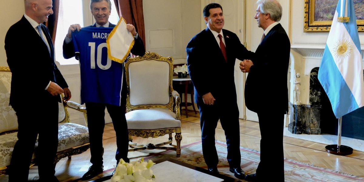 Mauricio Macri, presidente de Argentina, le hace entrega d euna camiseta al Presidente de la Fifa, Mauricio Macri, en Buenos Aires. Están Tabaré Vázquez, presidente de Uruguay, y Horacio Cartes, de Paraguay.