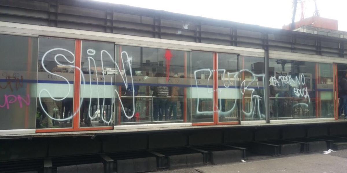 Durante las marchas universitarias grafitearon buses y estaciones de TransMilenio.