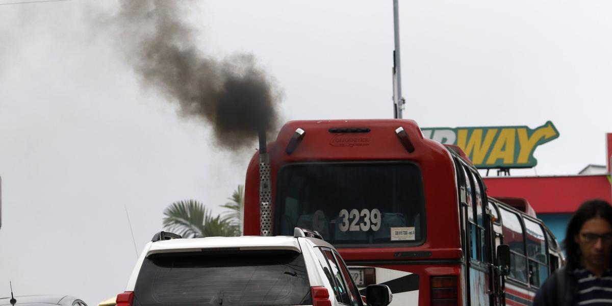 Los vehículos, en especial los que usan diésel como buses y camiones, son los responsables de 95 por ciento de la contaminación atmosférica en la ciudad, según Corpocaldas.