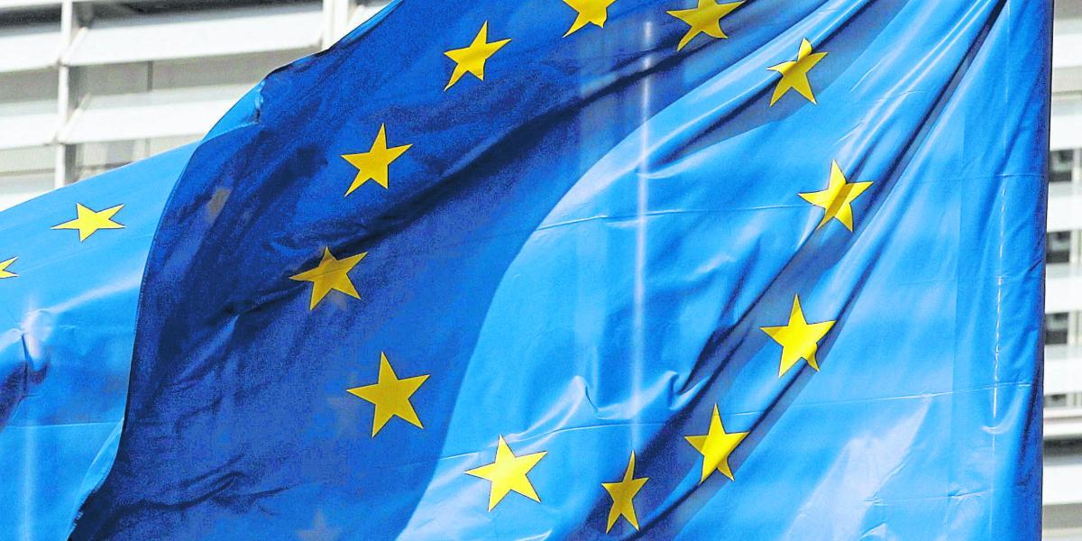 Una bandera de la UE ondea frente a la sede de la Comisión Europea, en Bruselas.