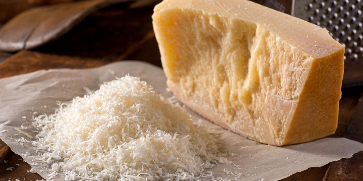 Queso parmesano: Es el preferido para acompañar algunas pastas pero también uno de los quesos con más grasa y calorías, pues contiene 430 por cada 100 gramos.