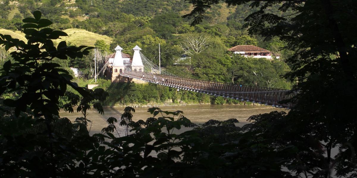El puente de Occidente es uno de los lugares que más turistas llama en esta zona del país.