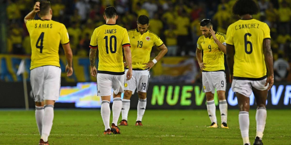 Los jugadores de la Selección Colombia se lamentan por perder contra Paraguay.