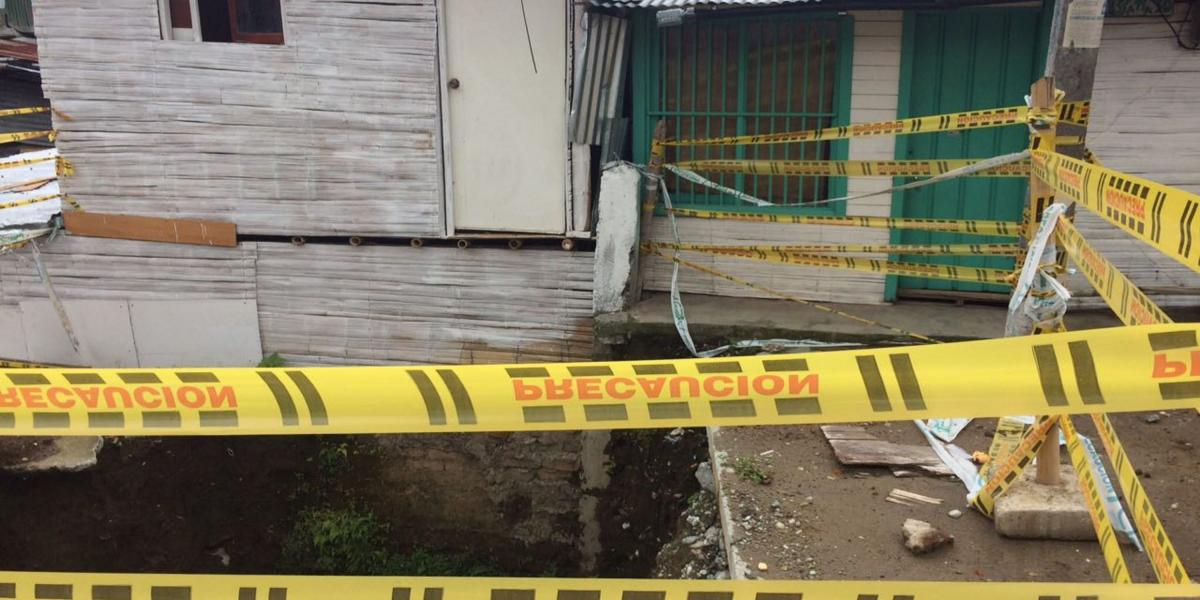 Al menos 30 viviendas del barrio Gaitán Alto están en riesgo de colapsar porque el terreno está cediendo sobre la canalización de una quebrada.