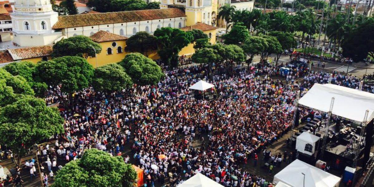 8.	La movilización de los manifestantes finalizó en la plaza cívica Luis Carlos Galán, en el centro de Bucaramanga. Ahí, se realizó una concentración en donde los ciudadanos vociferaron arengas y disfrutaron de las presentaciones de grupos musicales, que se unieron a la iniciativa.