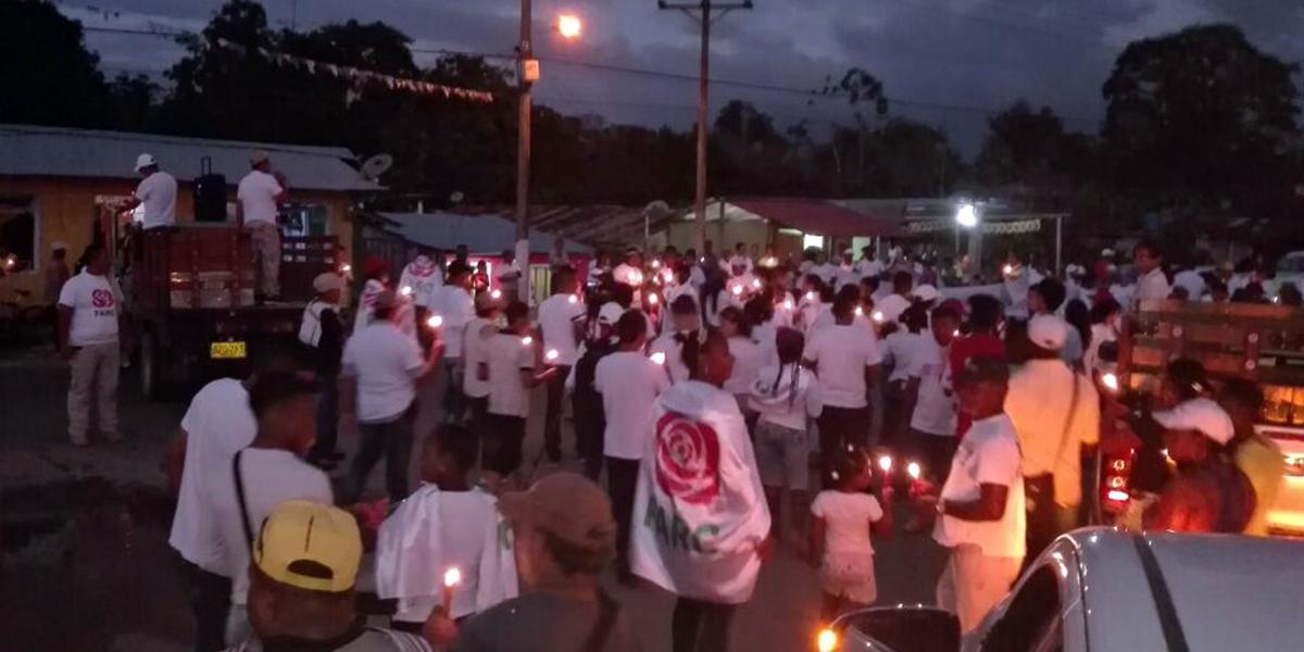 Campesinos marcharon anoche en solidaridad con víctimas.