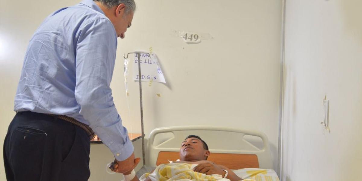 El vicepresidente Óscar Naranjo visitó a algunos de los heridos de este ataque en Tumaco.