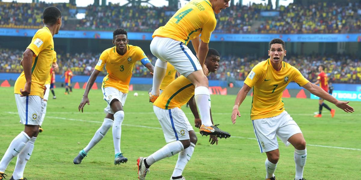 Los jugadores de Brasil celebran uno de los goles.
