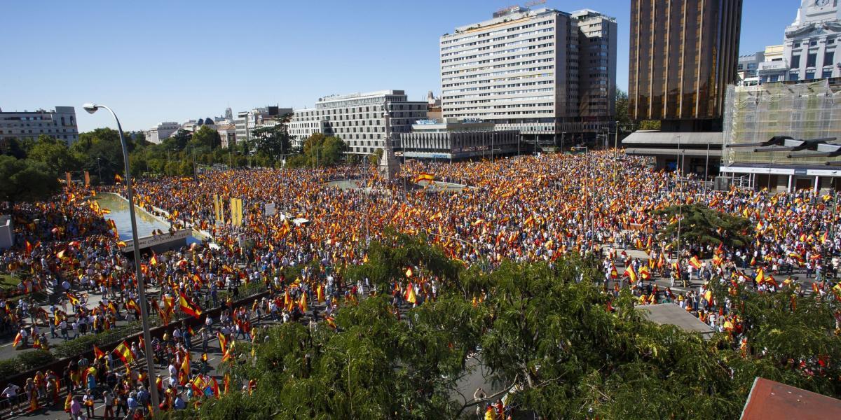 Miles de personas se concentraron en varios puntos de España reclamando la unidad nacional.