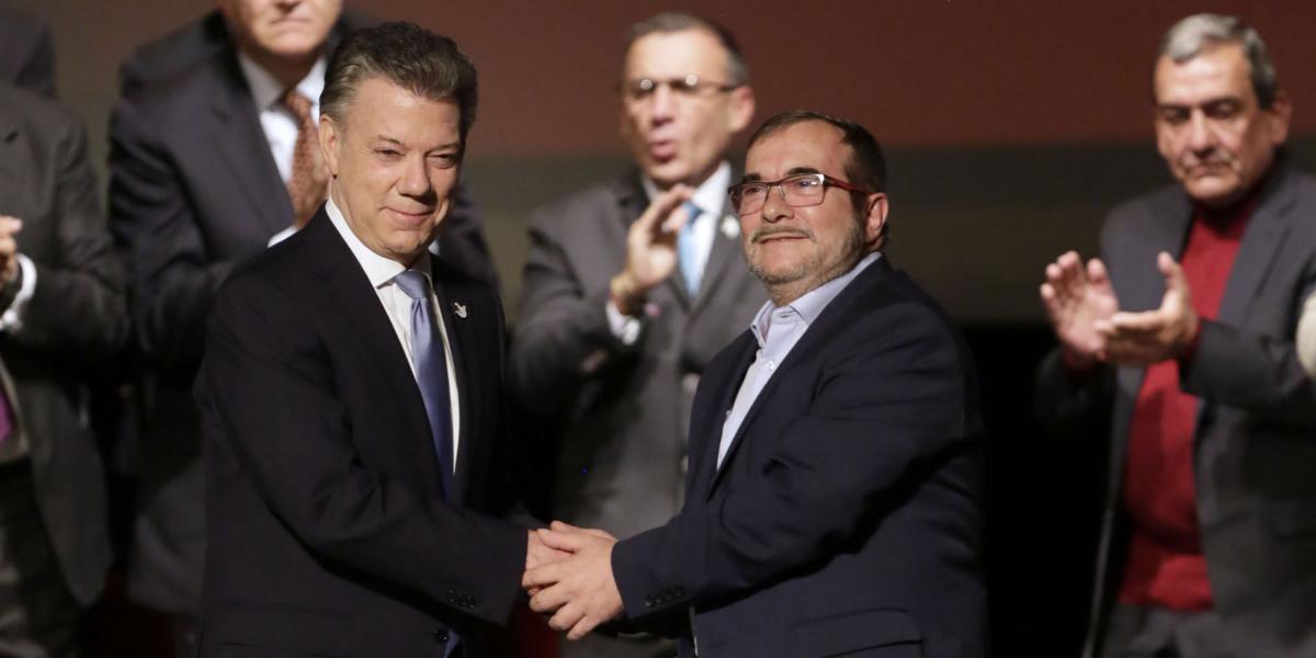 Imagen del presidente Juan Manuel Santos y Rodrigo Londoño, en la firma del acuerdo en el teatro Colón.
