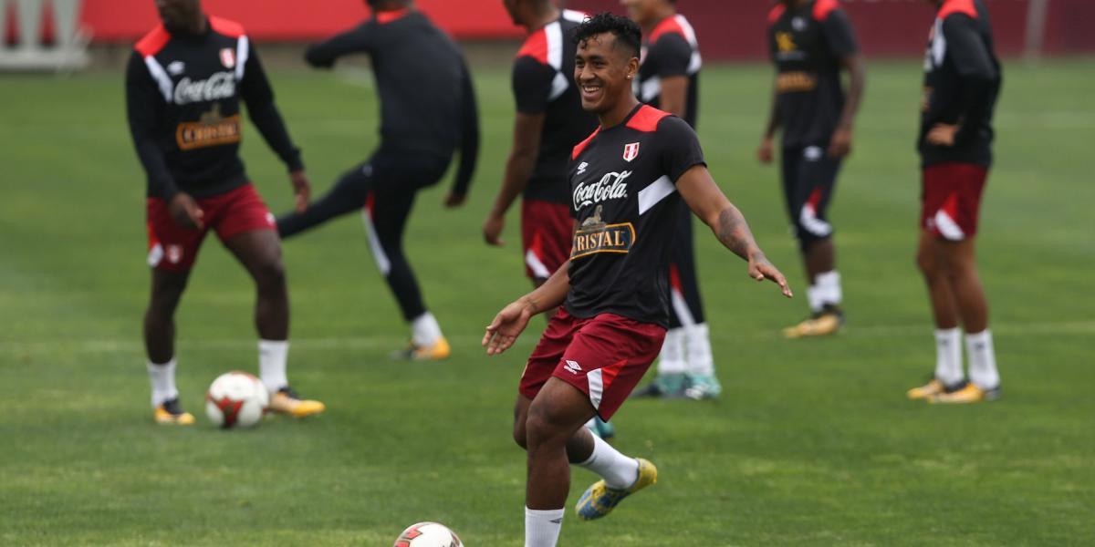 Renato Tapia, volante de la Selección de Perú en su entrenamiento de este sábado 7 de octubre, previo al encuentro contra Colombia por un cupo al Mundial de Rusia.