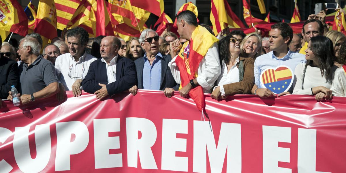 El premio nobel Mario Vargas Llosa (centro), acusó de “golpistas” a las autoridades catalanas que quieren proclamar la independencia.