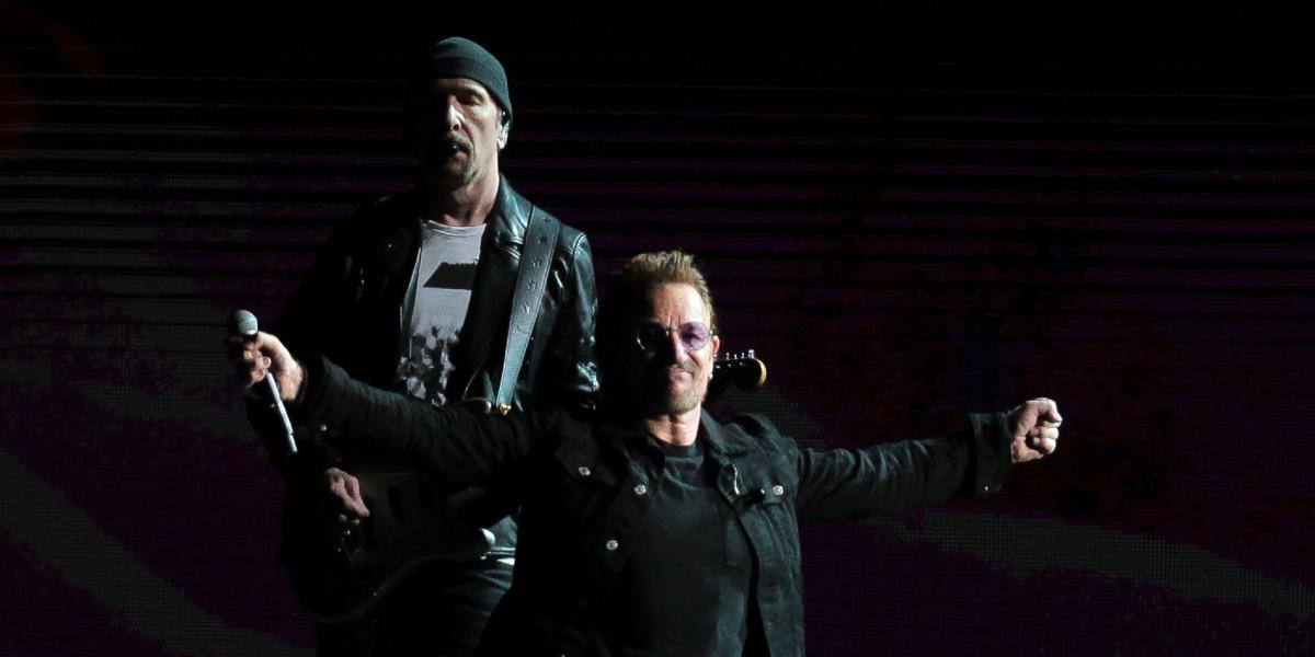 El cantante Bono, en primer plano, y el guitarrista ‘The Edge’ no ocultaron su emoción en su concierto en Bogotá.