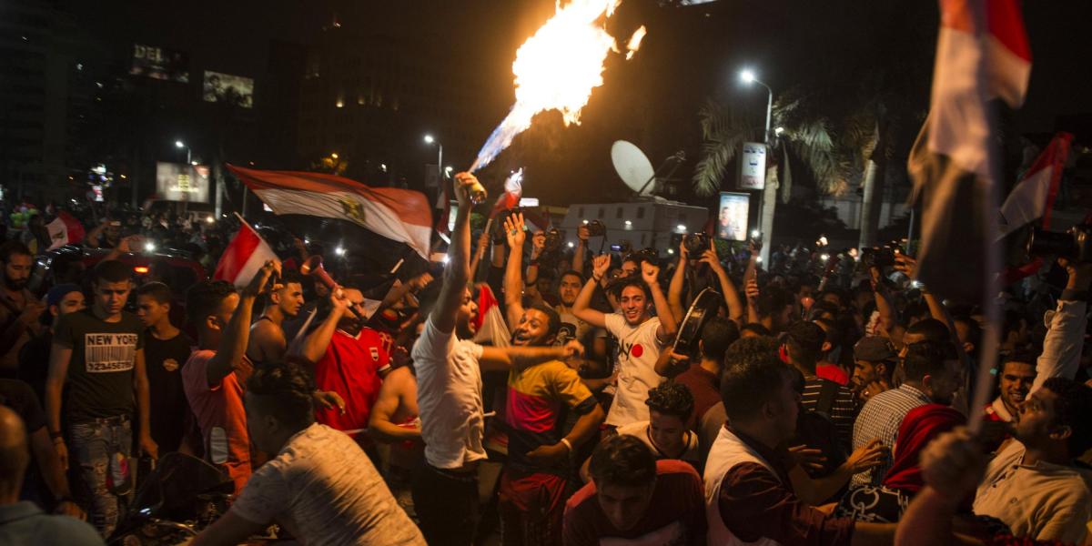 La capital egipcia fue escenario de efusivas celebraciones luego de la victoria del seleccionado nacional sobre Congo por 2 a 1, resultado que aseguró la presencia de Egipto en la Copa del Mundo a 28 años de su última participación.