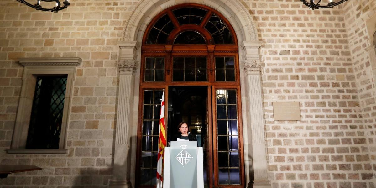 La alcaldesa de Barcelona, la izquierdista Ada Colau, le advirtió al presidente catalán que puede romper la cohesión social de la región.