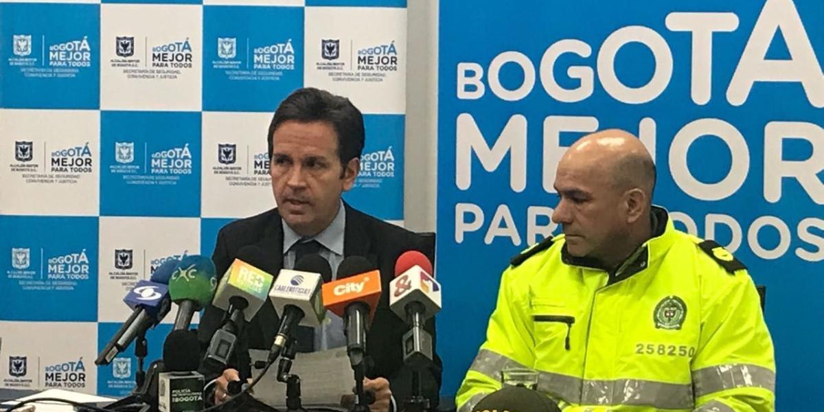 El anuncio fue hecho por el secretario de Seguridad, Daniel Mejía, y el Coronel Javier Martin Gómez, subcomandante de la Policía de Bogotá.
