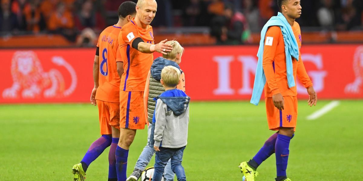 La Selección de Holanda perdió la opción de repechaje, pues no logró una victoria por más de 7 goles contra Suecia. El partido quedó 2-0.