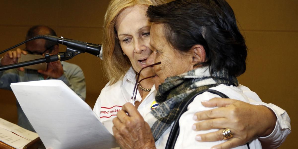 Esneda Botero (derecha) fue la primera en recibir la carta de indemnización de manos de la directora de la Unidad para las Víctimas, Yolanda Pinto, el martes en Manizales.