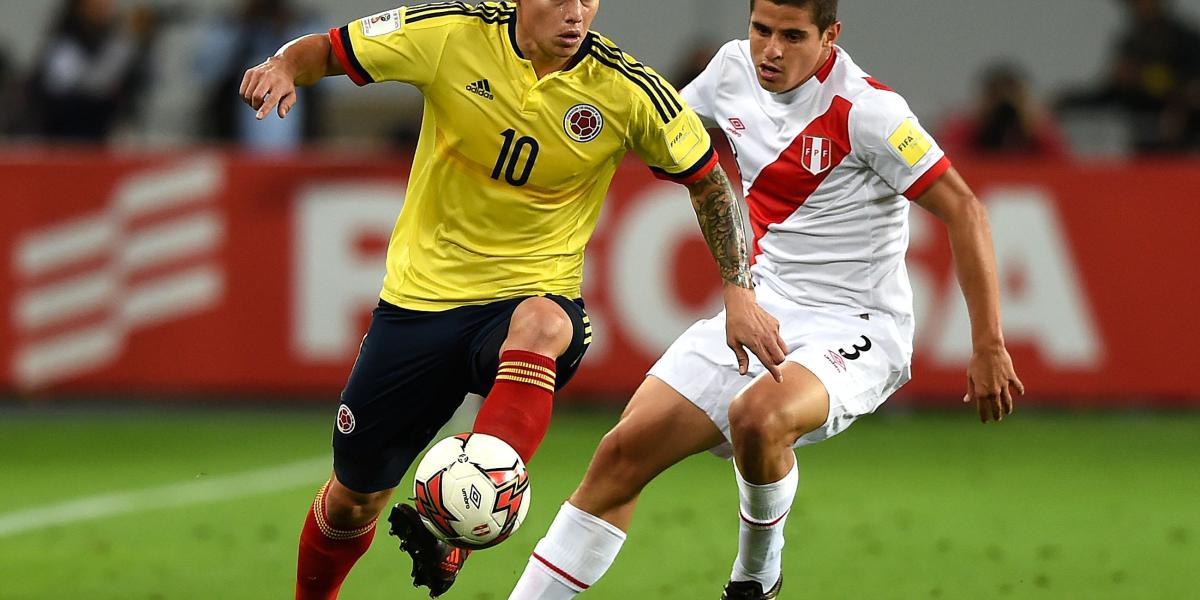 Colombia juega contra Perú. James Rodríguez comanda el ataque colombiano.