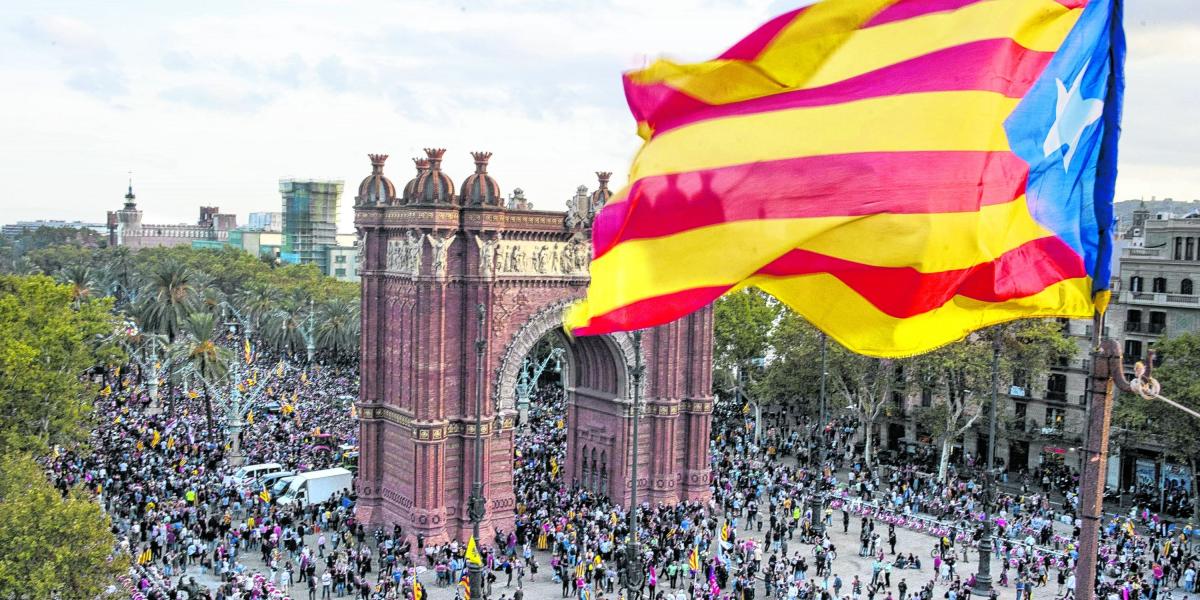 Vista de la concentración convocada este martes en las inmediaciones del Parlamento de Cataluña.