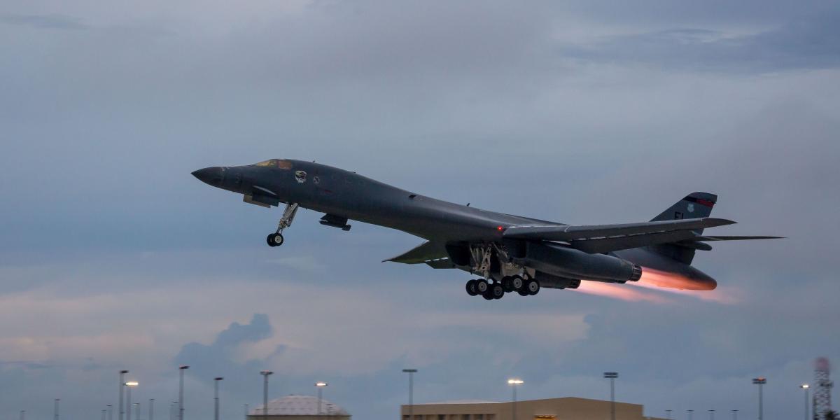 Los bombarderos realizaron simulacros de bombardeo sobre objetivos terrestres con dos cazas F-15 de las fuerzas aéreas surcoreanas.