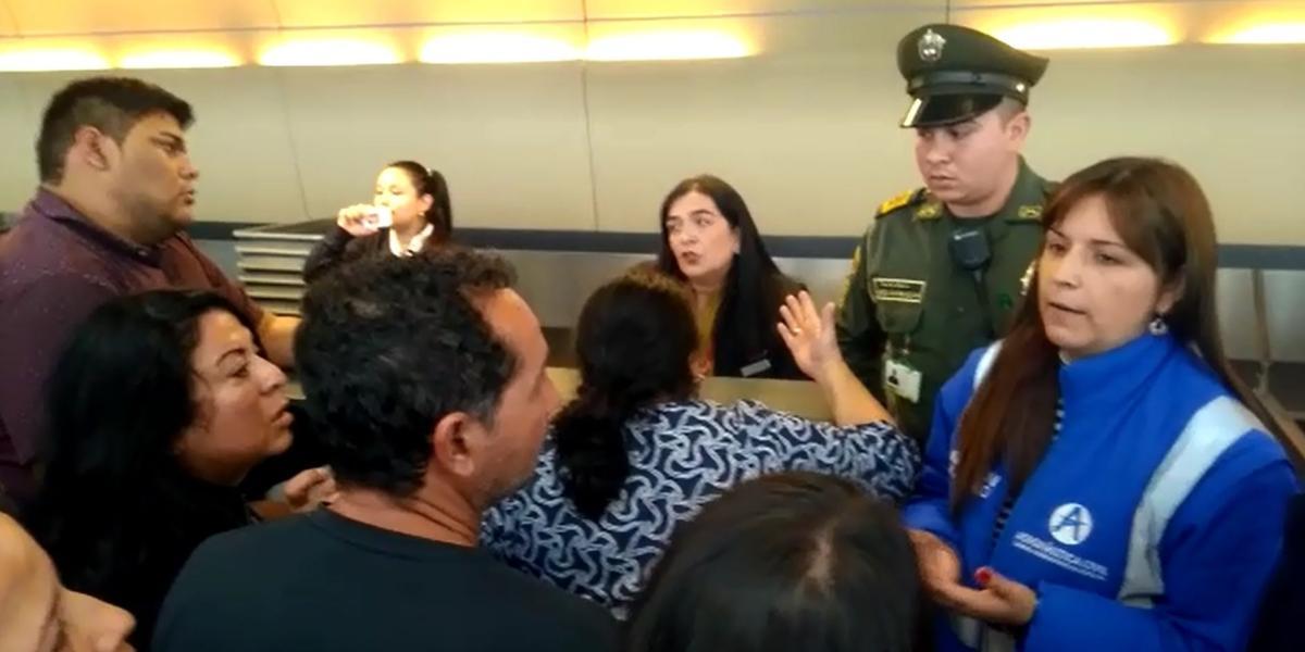 Los afectados señalan que les dieron 30.000 pesos para pagar su estadía en la capital colombiana mientras les asignaban un avión.