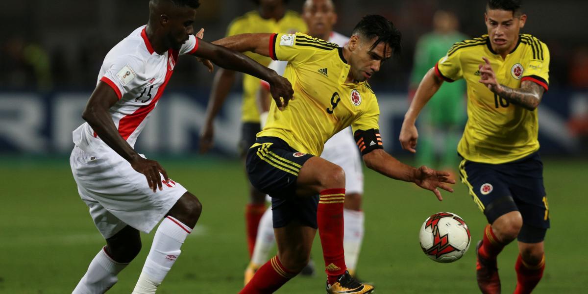 Acción de juego del partido entre Perú y la Selección Colombia.