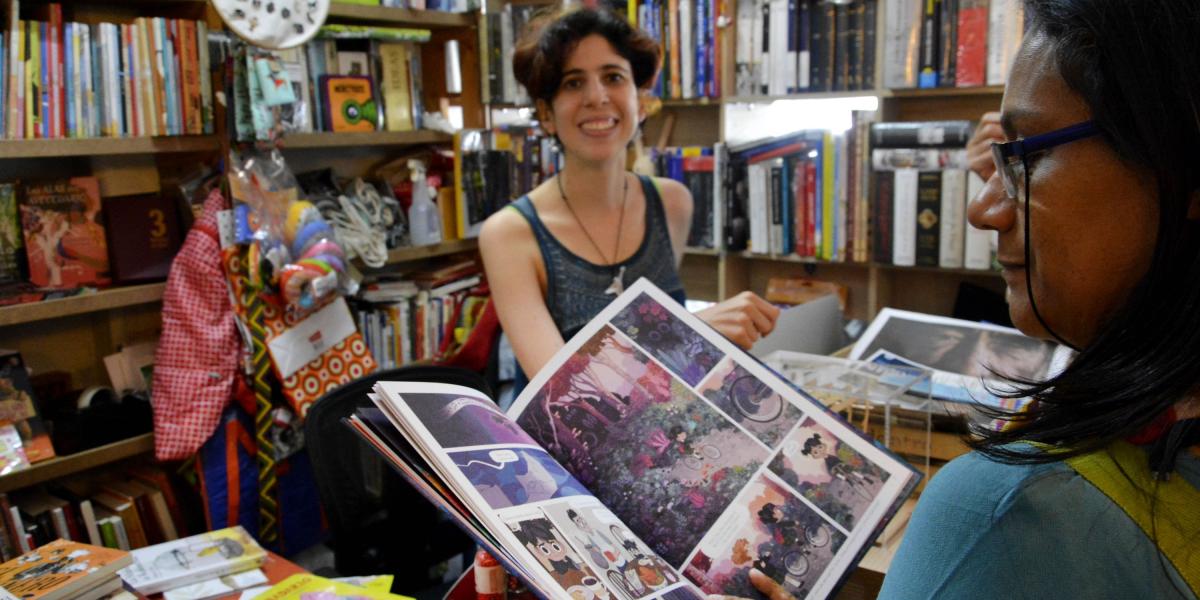 Daniela Zapata es la historiadora y librera que acompaña a los clientes al momento de escoger los libros que comprarán.
