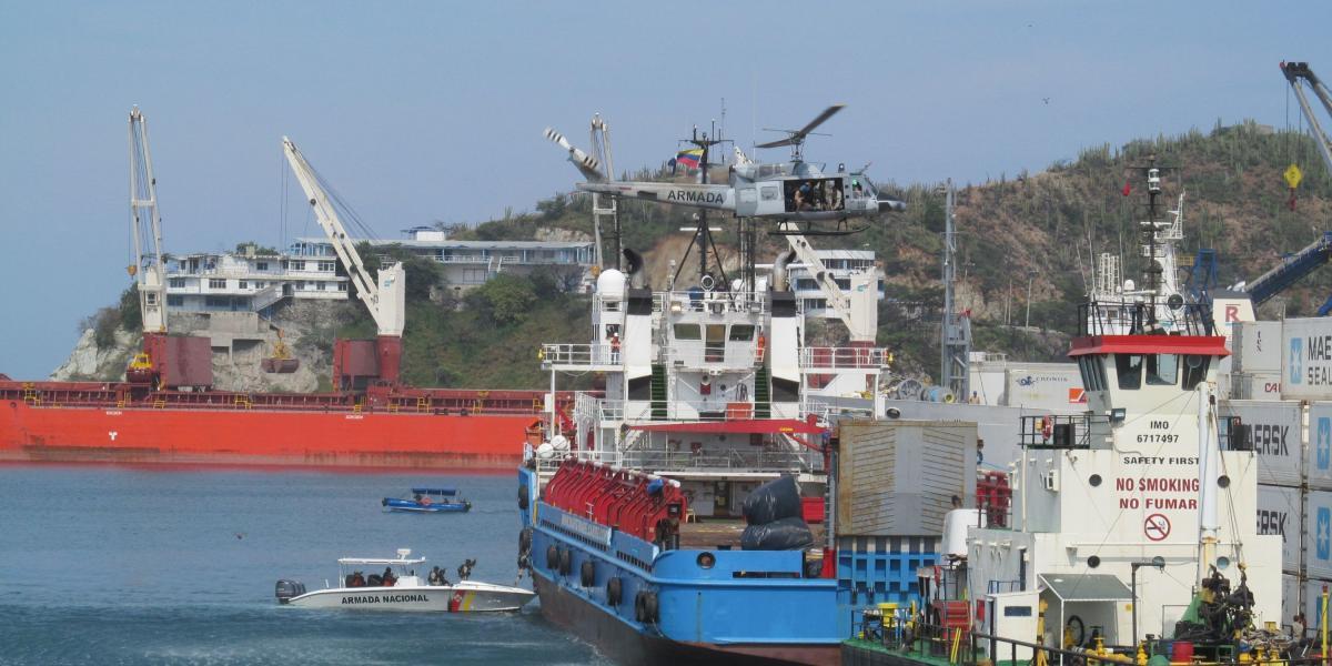 Un helicóptero y lanchas de la Unidad de Reacción Rápida de Guardacostas participaron en el simulacro de protección marítima en Santa Marta.