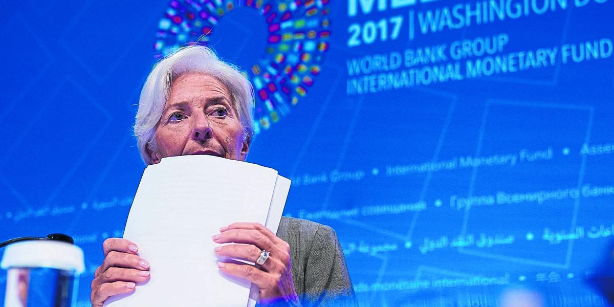 Christine Lagarde, directora ejecutiva del FMI, se prepara para la conferencia de prensa inaugural del Grupo del Banco Mundial.