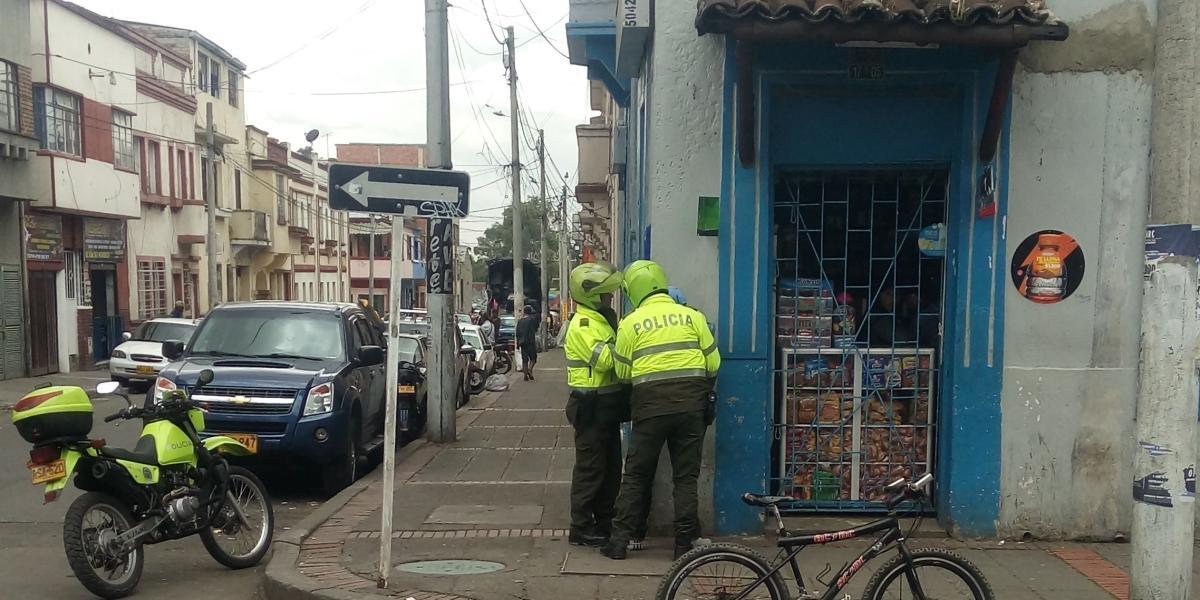 Los policías detienen a un hombre que permanecía en esta esquina con un radioteléfono oculto en una bolsa de plástico.