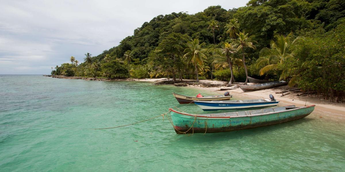 Bahía aguacate: se encuentra localizada en el municipio de Acandí (Chocó), en el corregimiento de Capurganá. Su nombre obedece al color de sus aguas, que poseen una tonalidad verde. Sin duda, es uno de los sitios más impactantes en el Chocó.