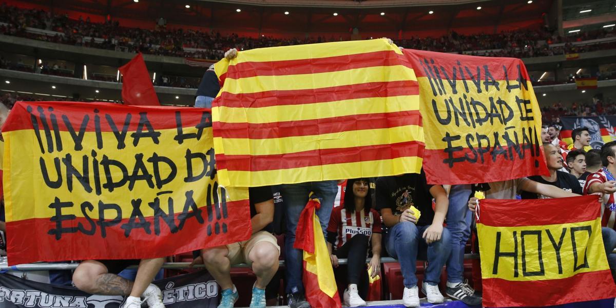 Exhibieron las banderas cuando los jugadores de Barcelona pisaron el césped del estadio Wanda Metropolitano para el calentamiento.