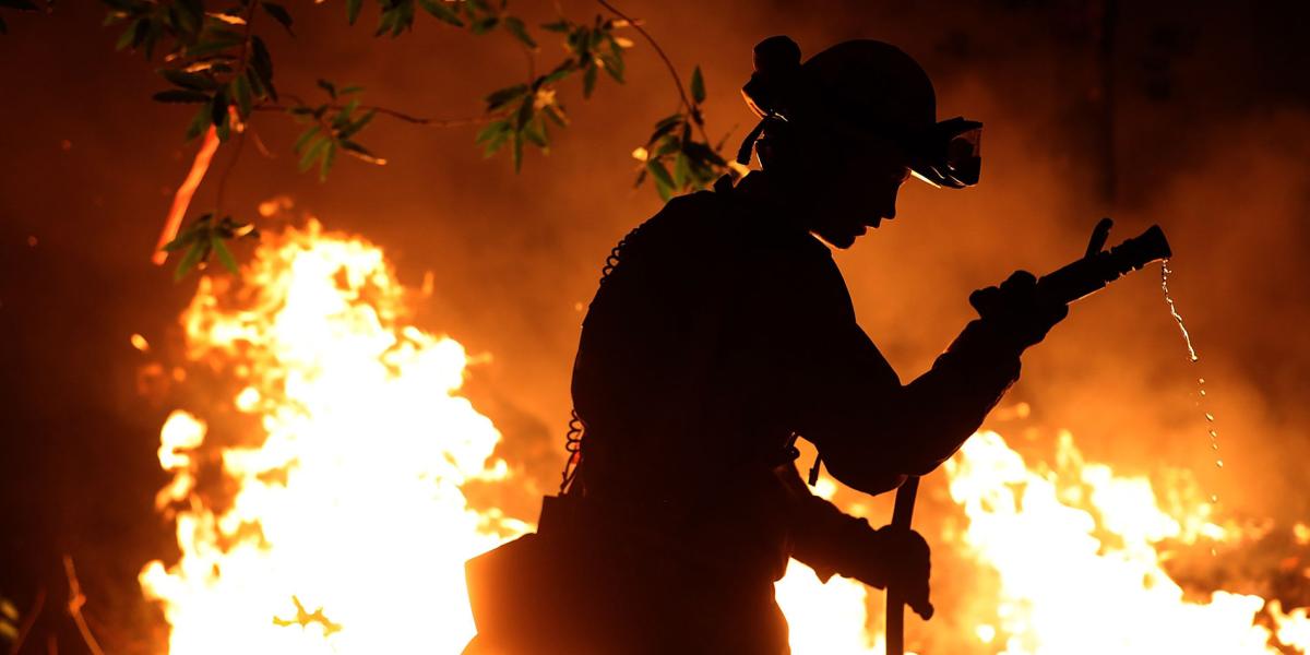 Bomberos trabajan para contener los 15 focos de incendios que están aún activos en California.