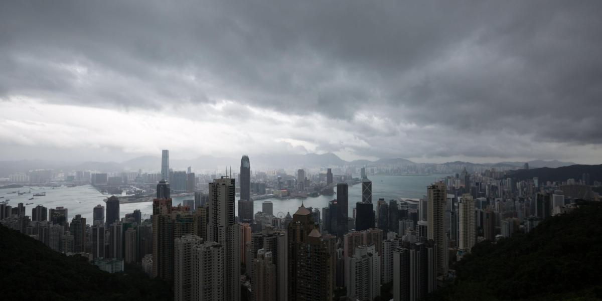 El observatorio meteorológico de Hong Kong ha recomendado a la población que no practique deportes acuáticos y no se acerque a las costas.