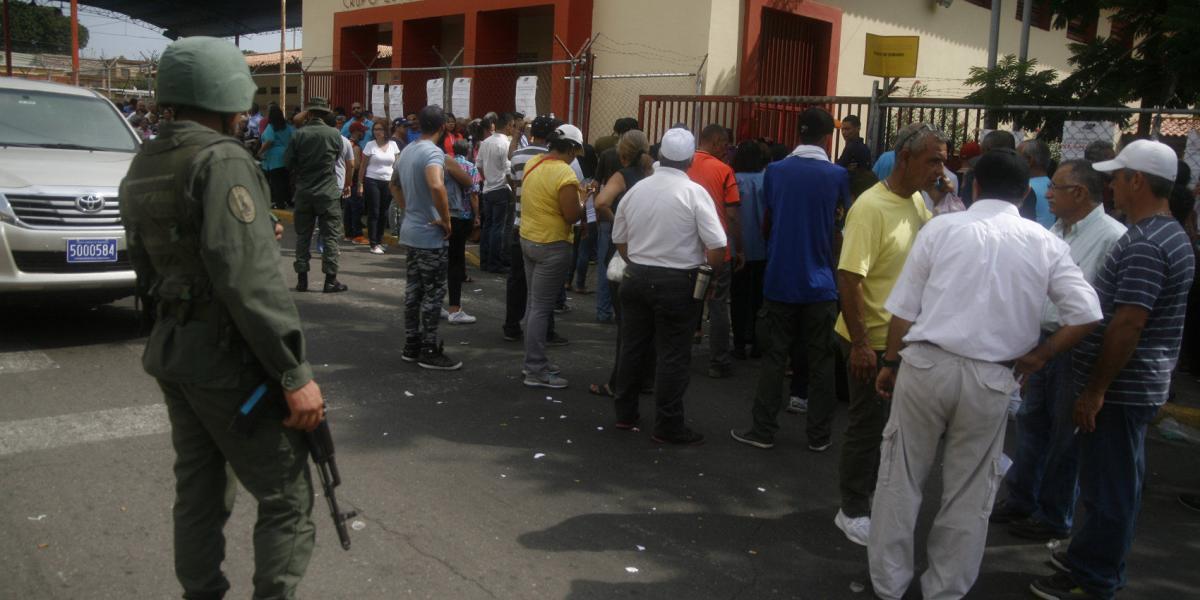Un grupo de personas votaba el domingo en Maracaibo (Venezuela).