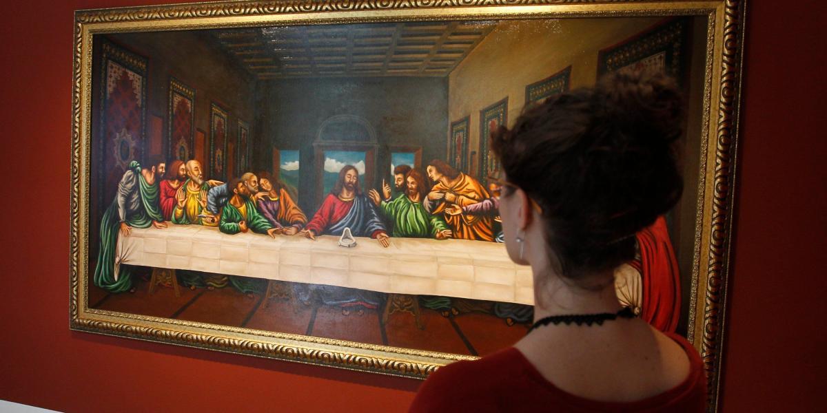 La ‘Última cena’ con un orinal en el centro hace parte de las 16 piezas intervenidas y exhibidas en La Pascasia.