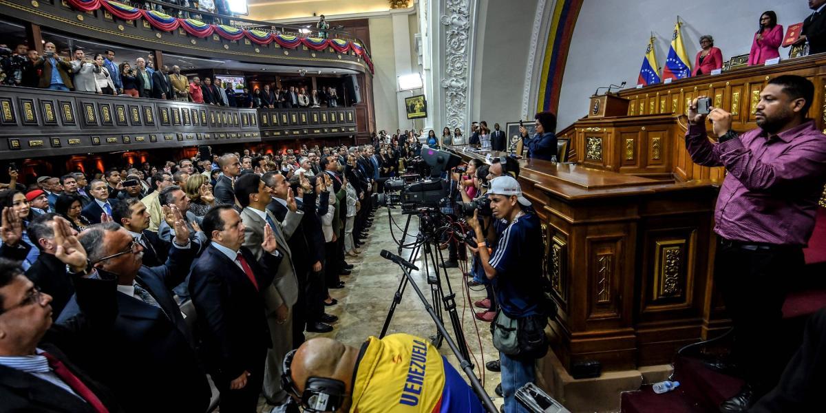 Los 18 gobernadores electos del chavismo gobernante se juramentaron este miércoles ante la plenipotenciaria Asamblea Nacional Constituyente en Venezuela.