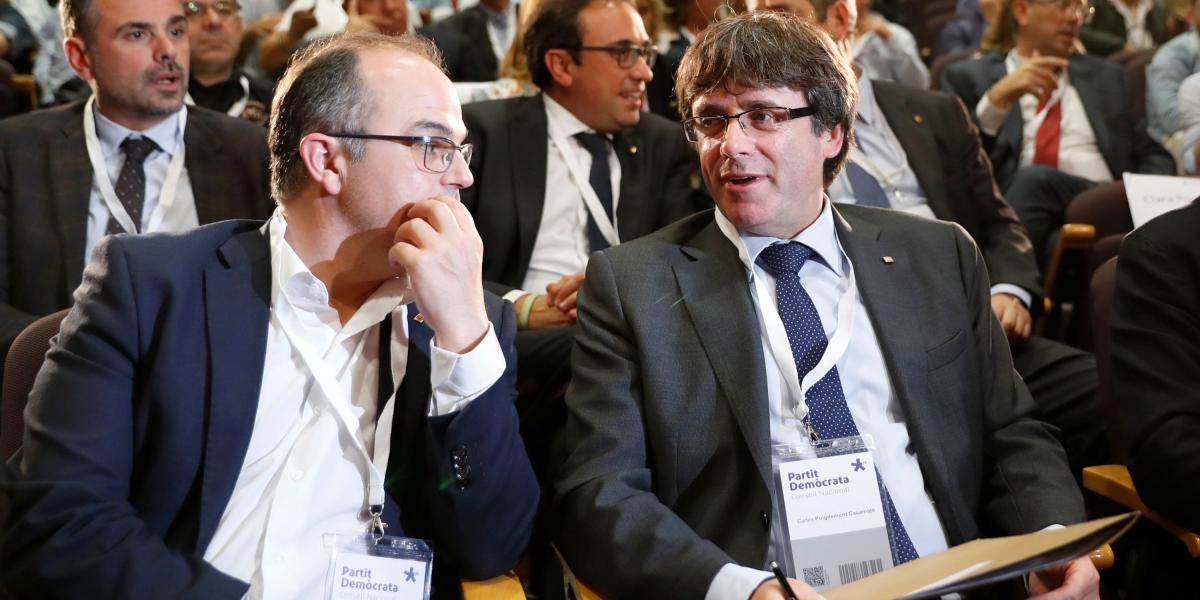 Carles Puigdemont (der.) en el encuentro del PDeCAT.