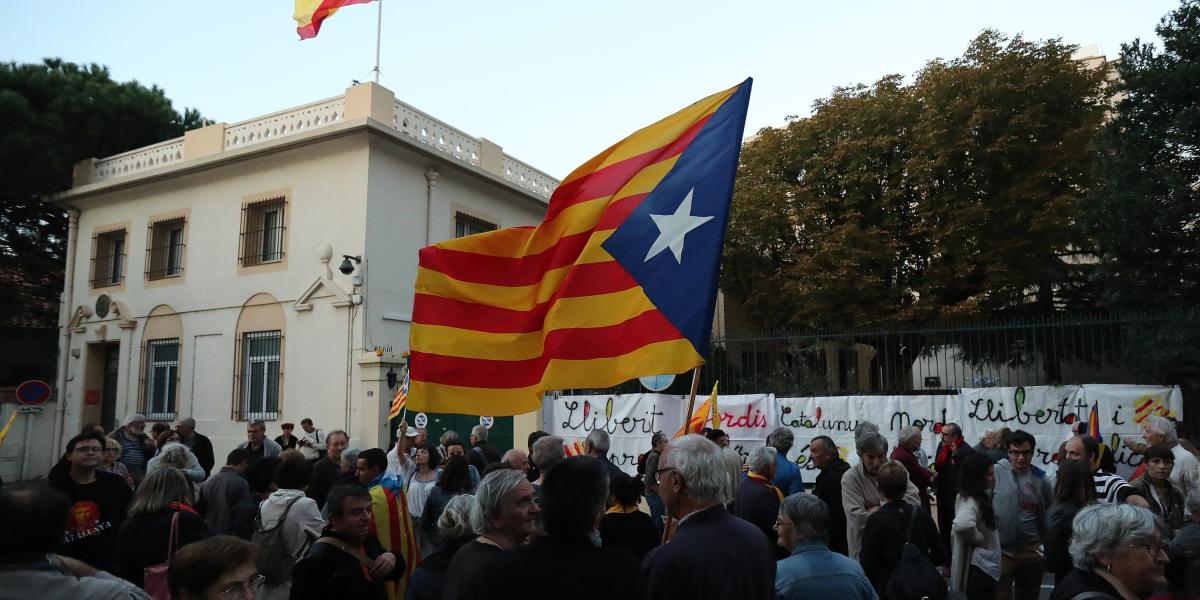 Muchos de quienes apoyan la independencia de Cataluña se han estado manifestando contra la posibilidad de que el gobierno central de Madrid suspenda la autonomía de la región.