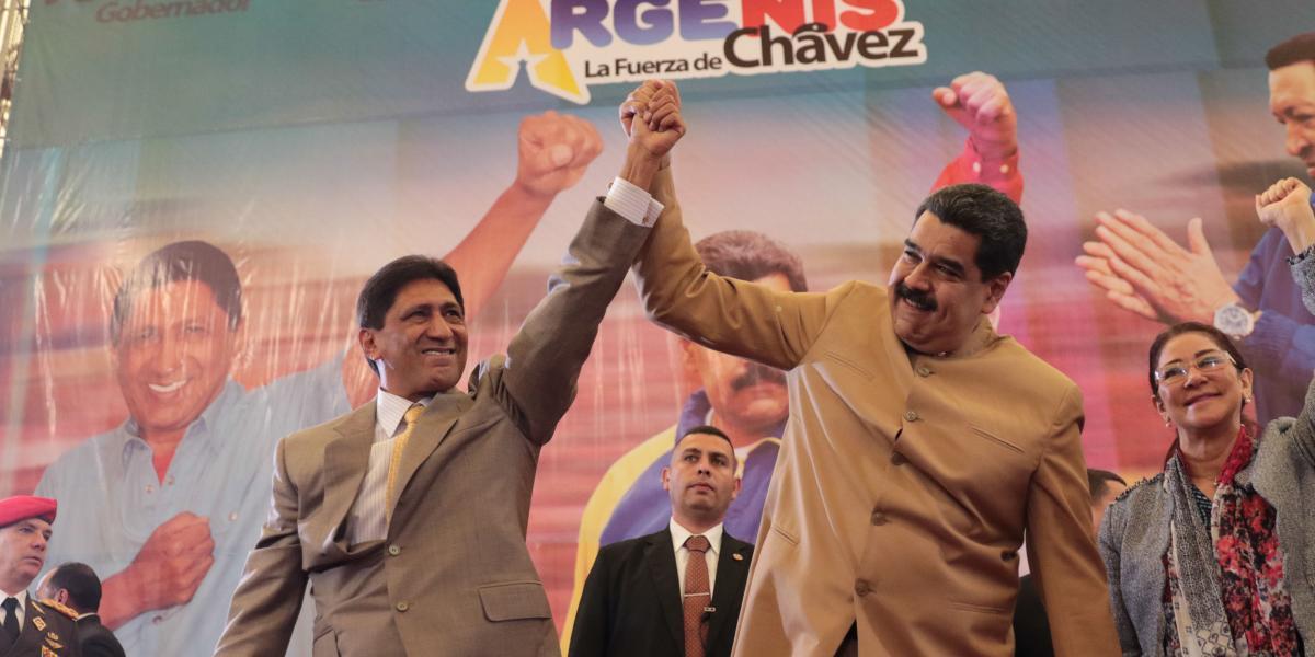 Nicolás Maduro durante el juramento del gobernador electo del estado Barinas, Argenis Chávez.