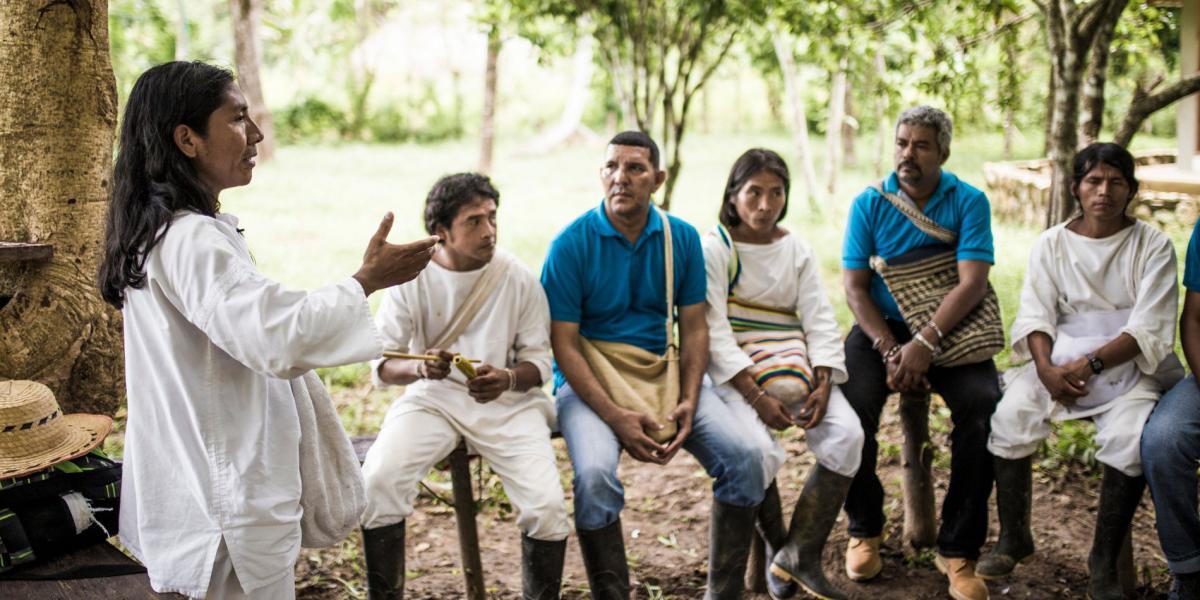 El tutor kogui José Gregorio Mojica pone en práctica la enseñanza en cascada con maestros de la Sierra Nevada de Santa Marta.