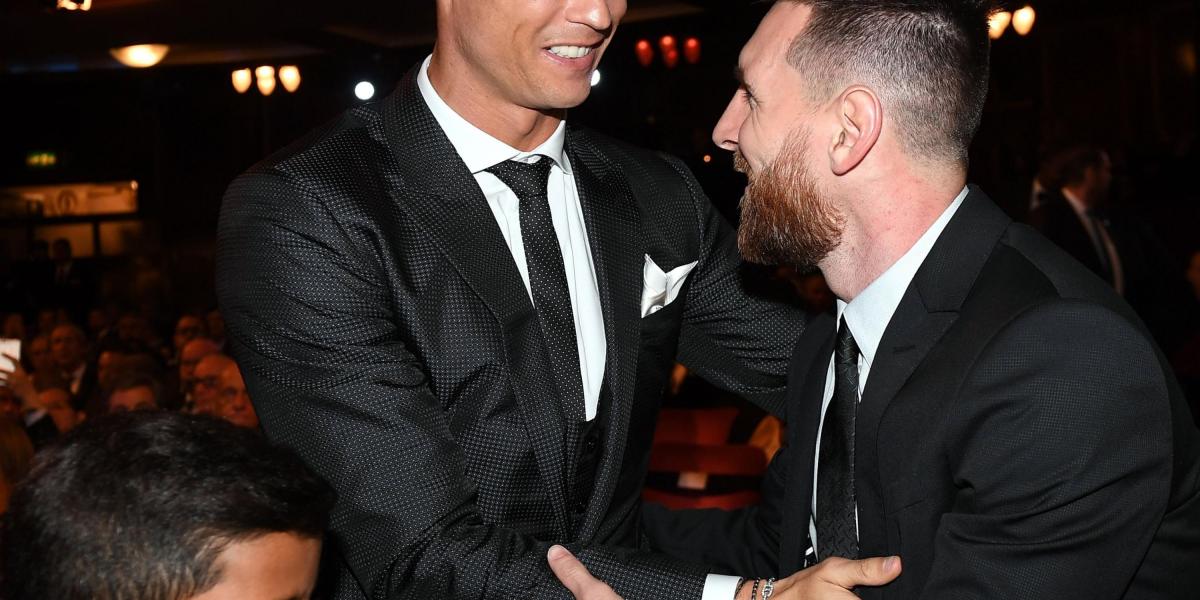 Cristiano Ronaldo se saluda con Lionel Messi.