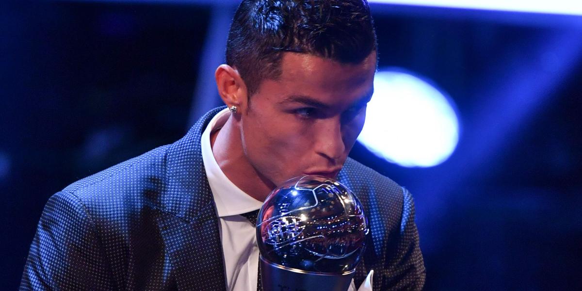 Cristiano Ronaldo besa el trofeo de 'The Best'.