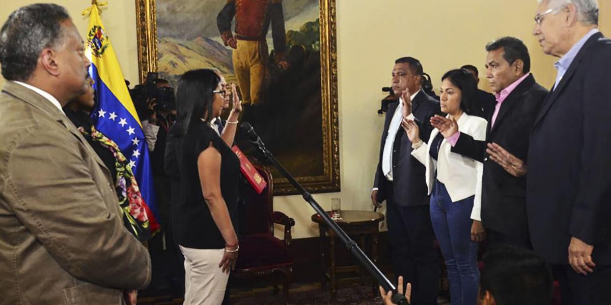 Cuatro de los cinco gobernadores electos de la oposición venezolana en los comicios regionales, los cuatro del partido Acción Democrática (AD), frente a la presidenta de este órgano plenipotenciario, Delcy Rodríguez.
