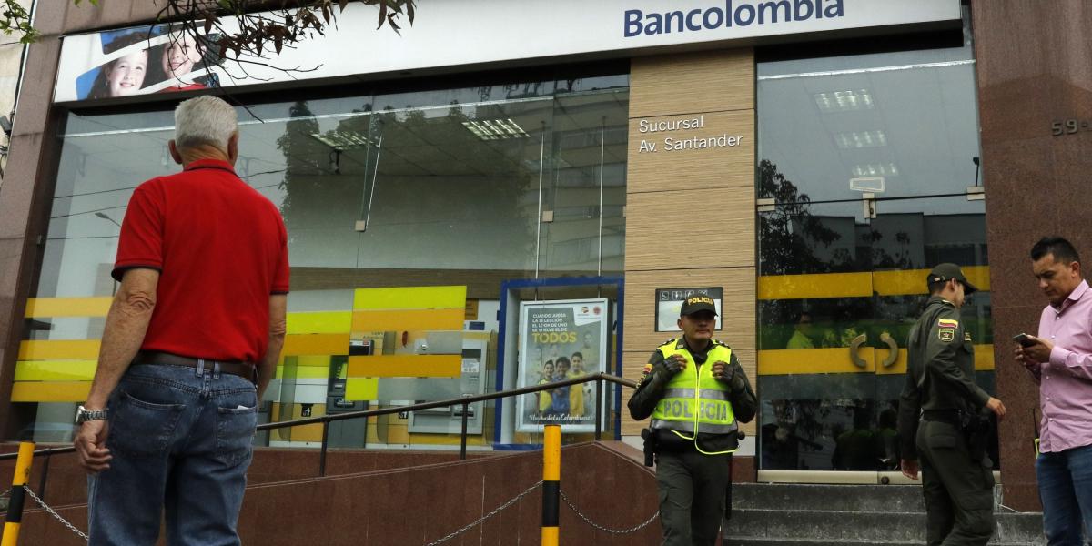 La parte de atrás de la oficina de Bancolombia en la Avenida Santander, junto a la Universidad Católica de Manizales, da a un lote semiboscoso.