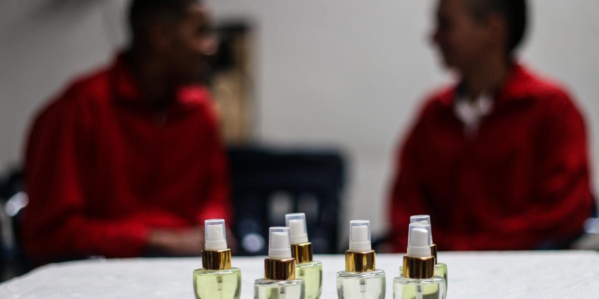 Los jóvenes en proceso de readaptación dicen que la microempresa de perfumes tiene la proyección de expandirse a cosméticos.